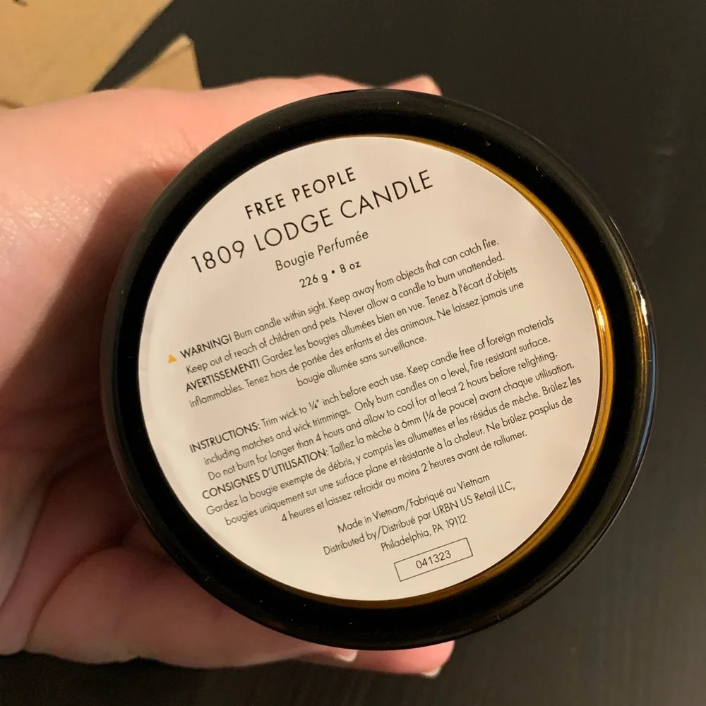 Free People 1809 Collection 8 oz Cozy Winter Candle in Lodge Scent